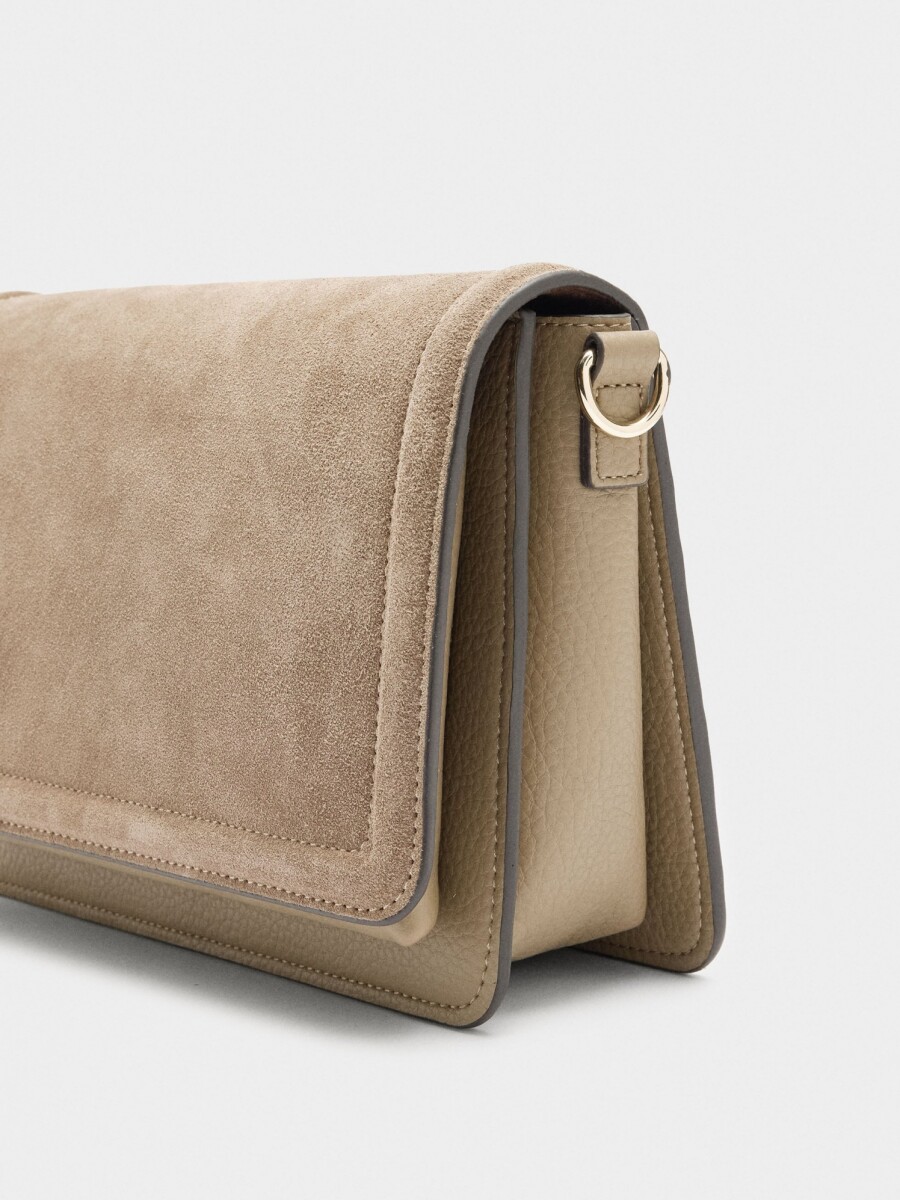 Bolso Bandolera Con Solapa Y Detalles De Piel taupe
