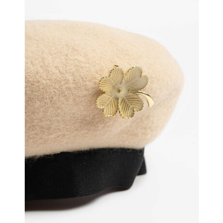 Boina Con Aplique Blanco Crudo