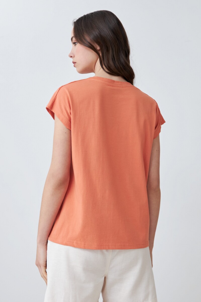 Remera escote en V con vainillas durazno