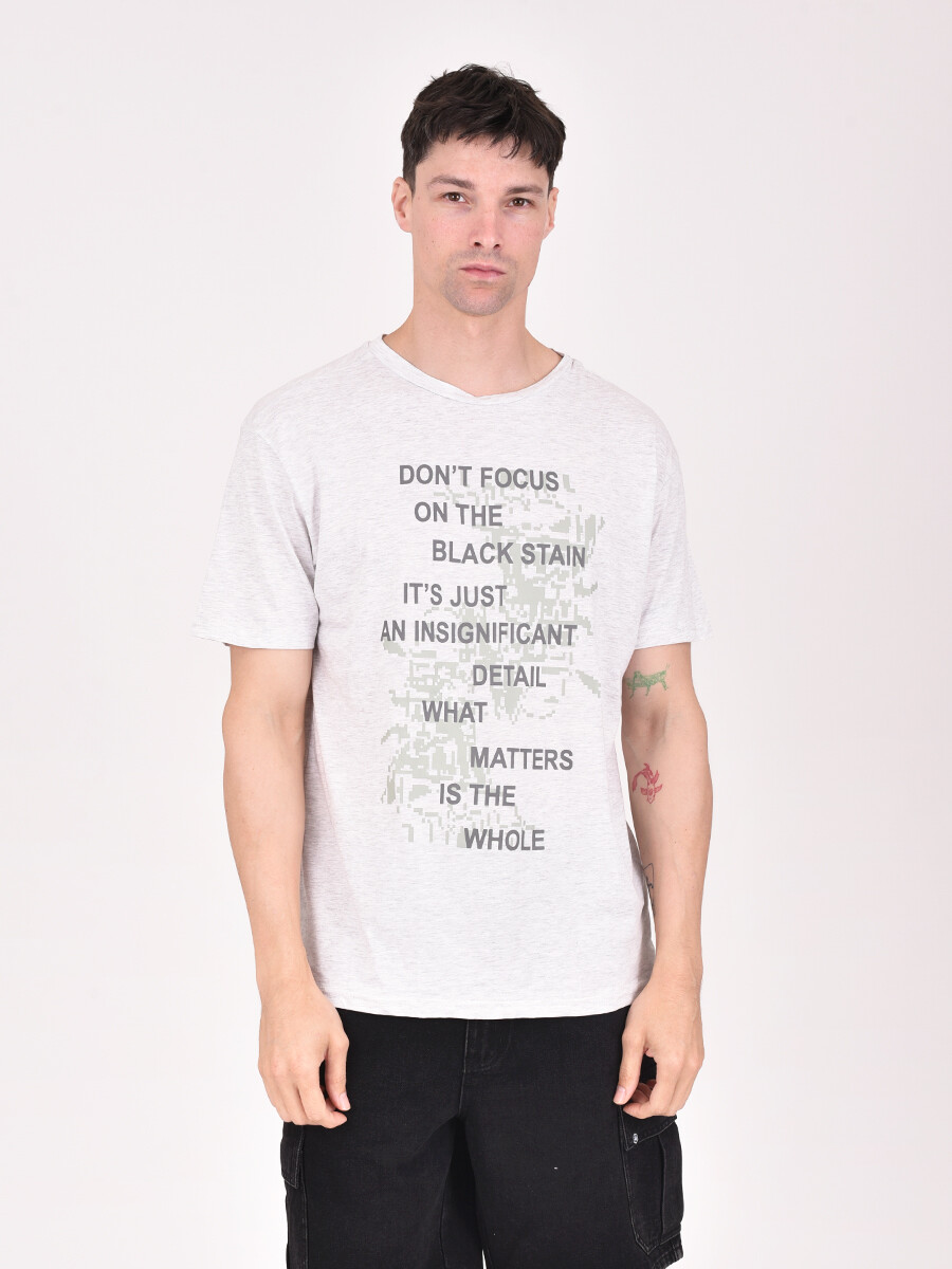 REMERA FOCUS - GRIS MELANGE C 