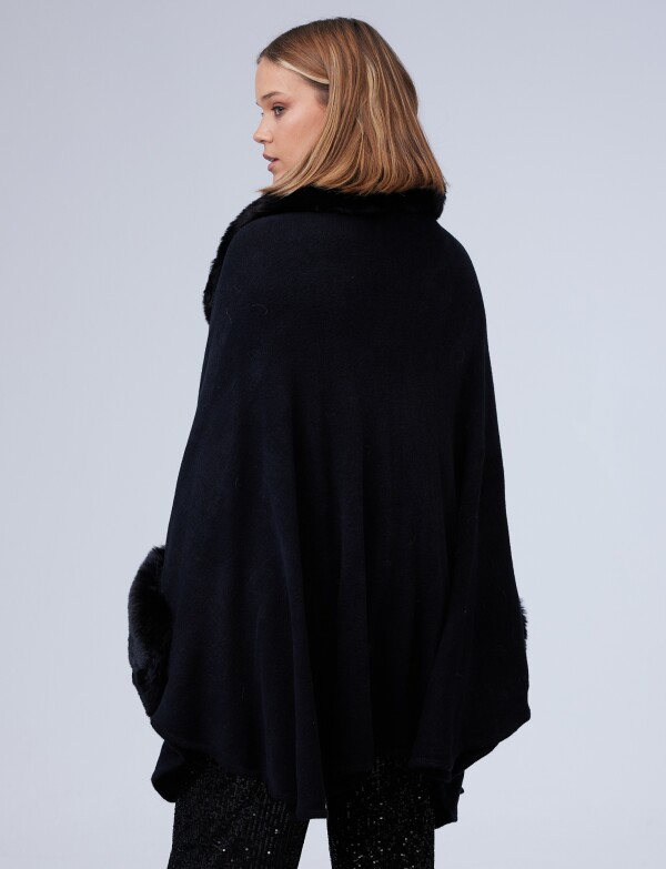 Ruana Aplique Simil Piel NEGRO