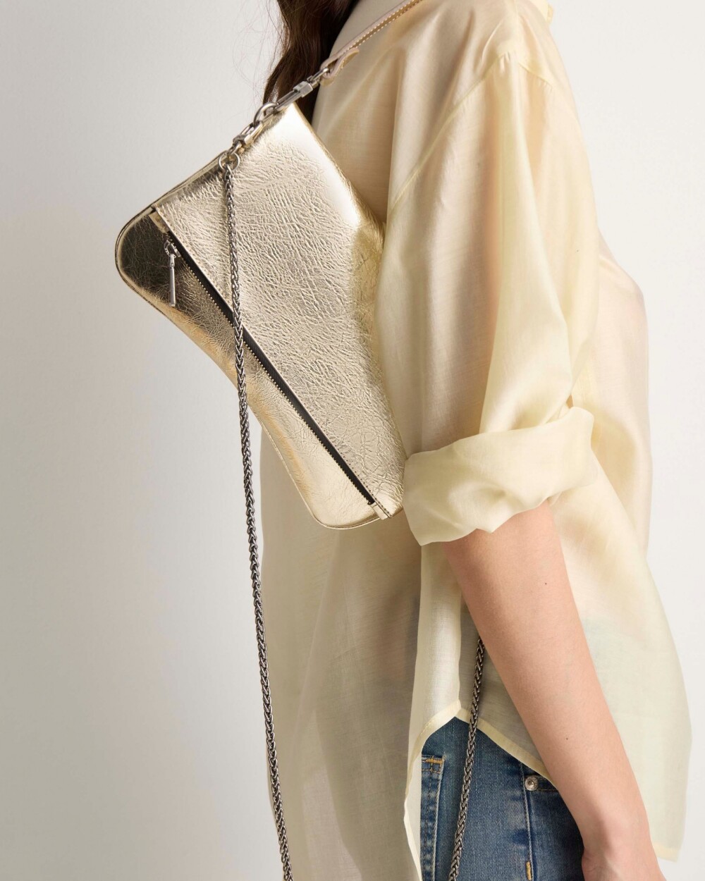 Bandolera Curve en crash metalizado Platino