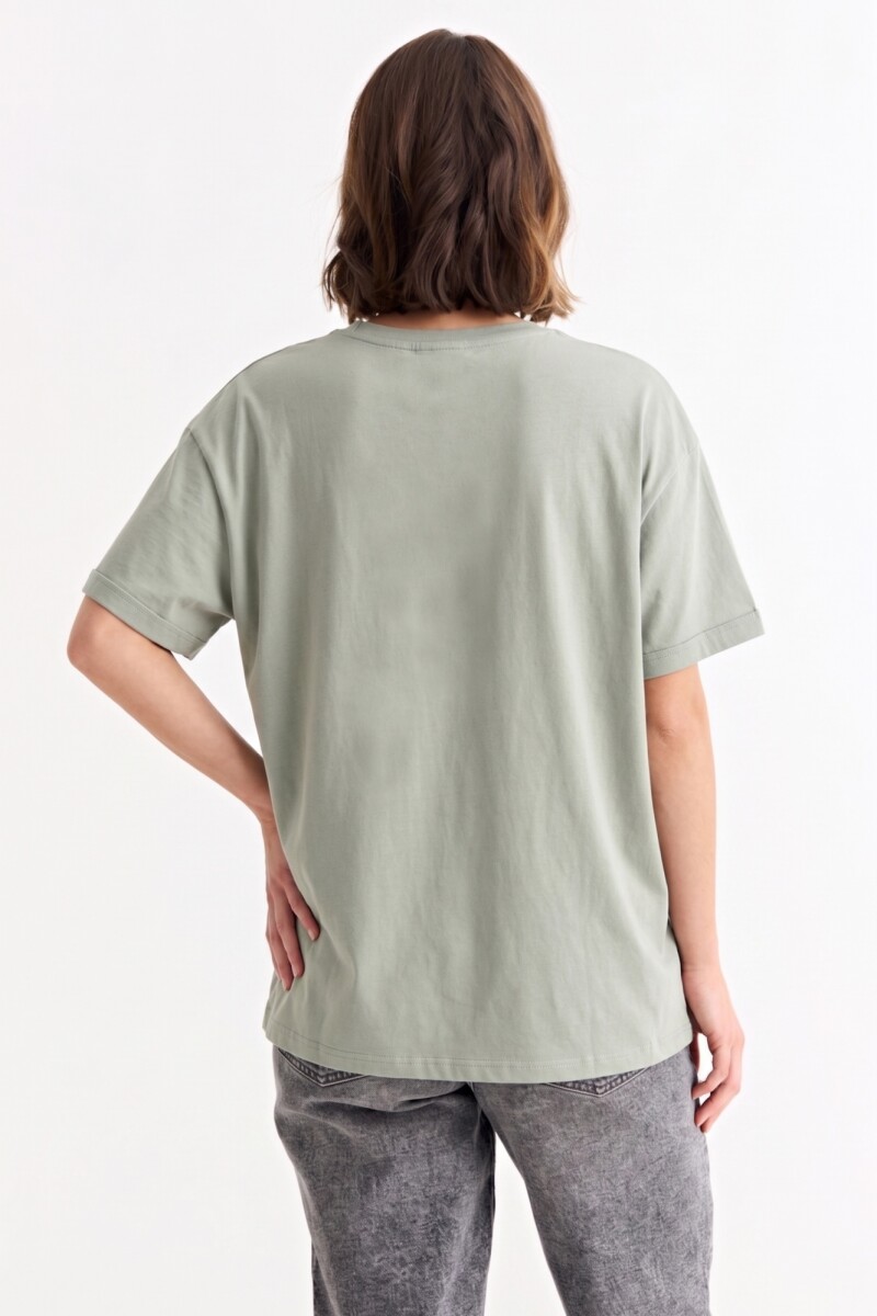 Remera m/c estampada colección Editorial VERDE OLIVA