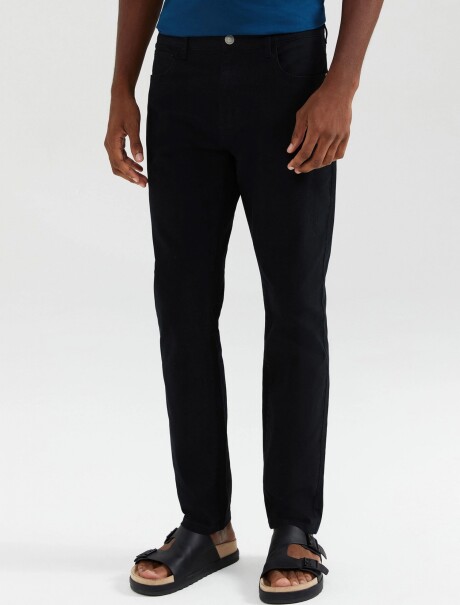 PANTALÓN RECTO NEGRO