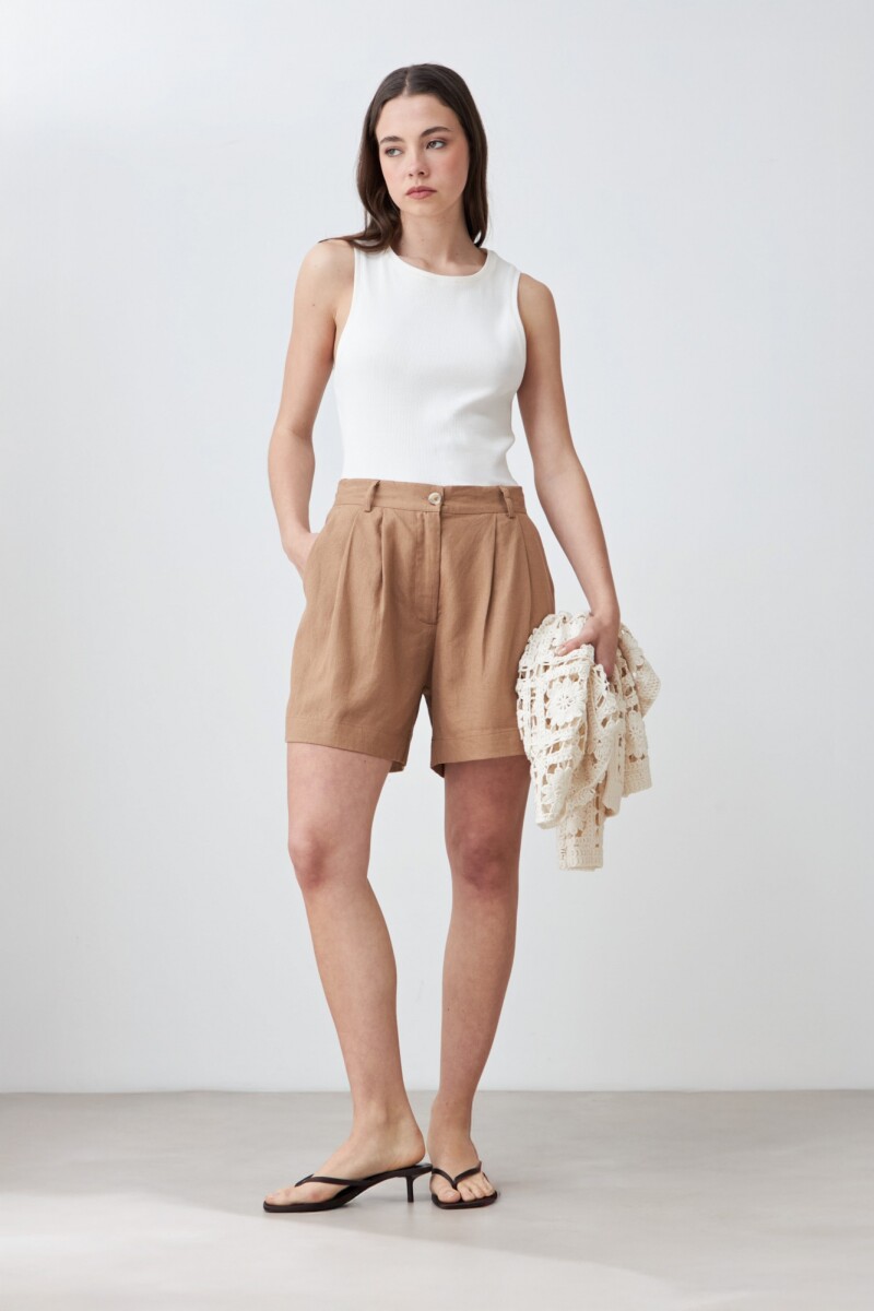 Short de lino con pinzas tostado