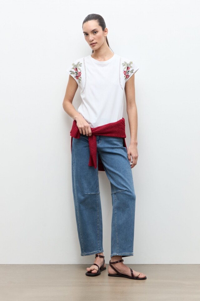 PREVENTA Remera bordado floral y vainillas blanco