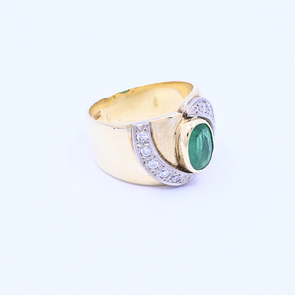 Anillo oro 18k con brillantes y esmeralda. Anillo oro 18k con brillantes y esmeralda.