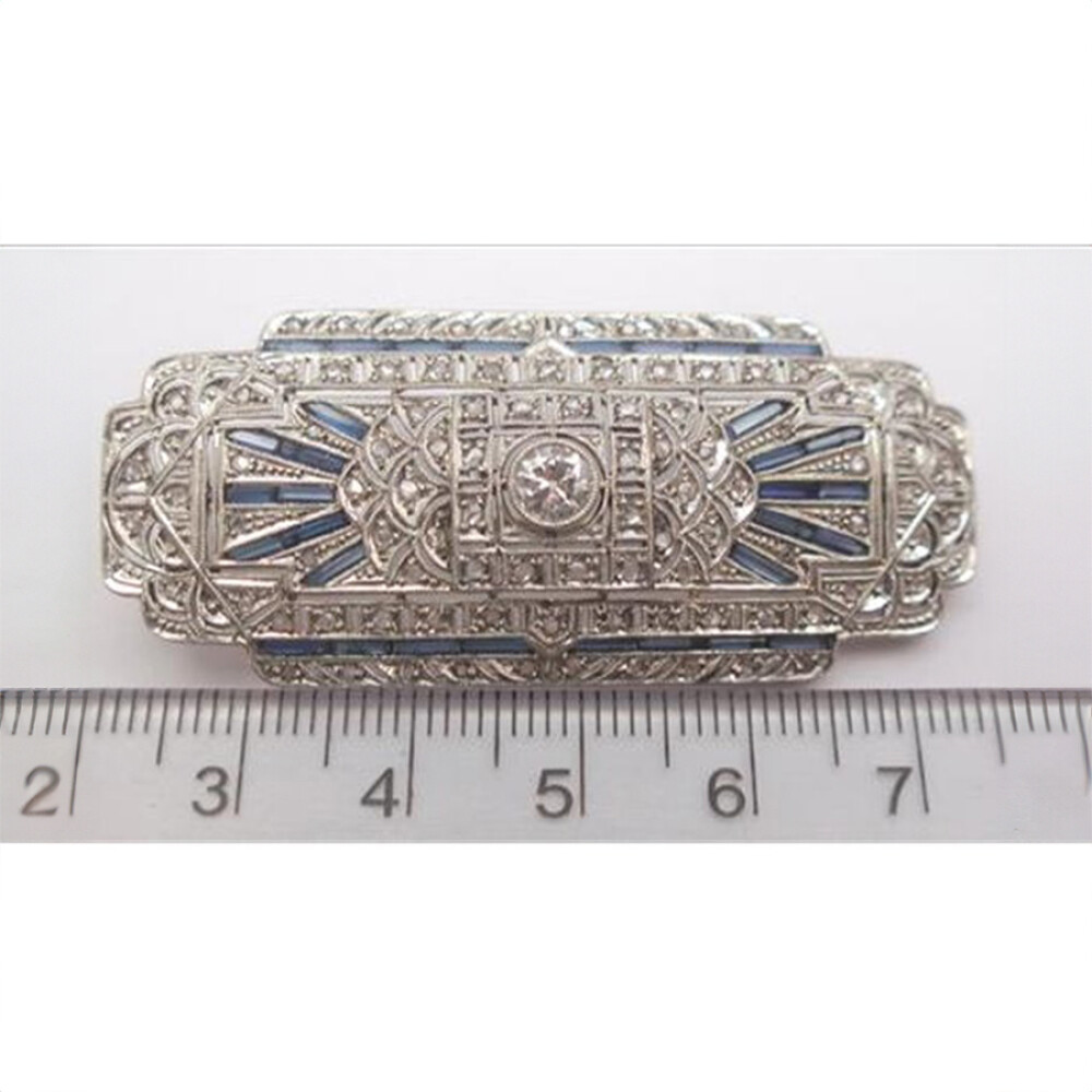 Prendedor Oro 18K Con Brillante Central, Diamantes Y Zafiros Sinteticos Prendedor Oro 18K Con Brillante Central, Diamantes Y Zafiros Sinteticos