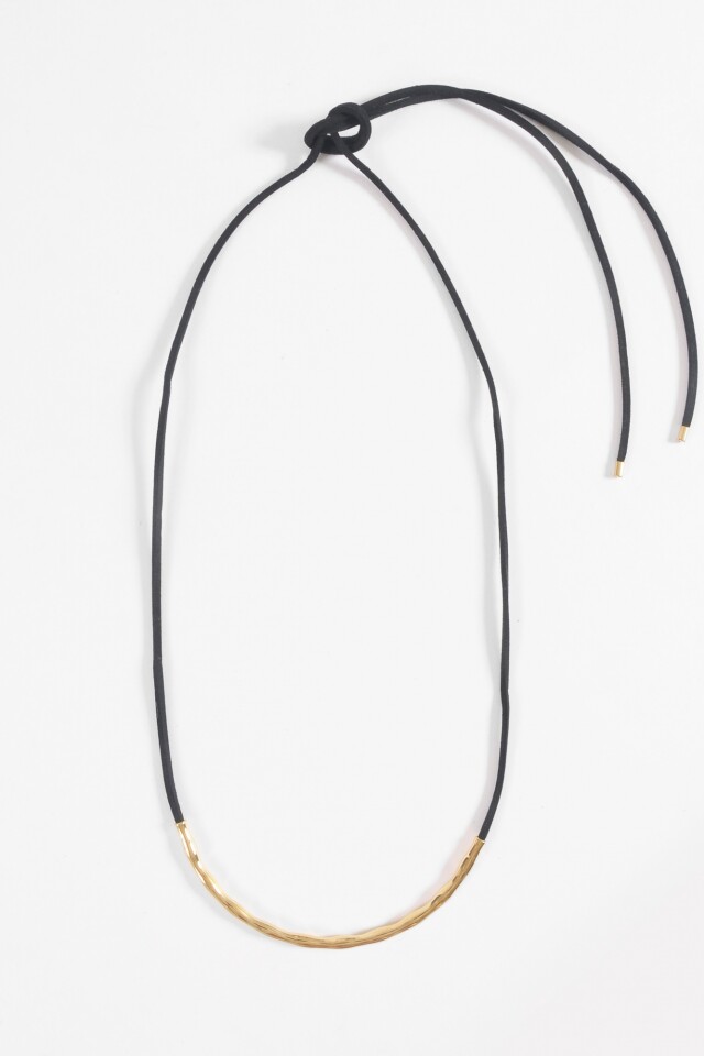 Collar con cordón y dije acero dorado