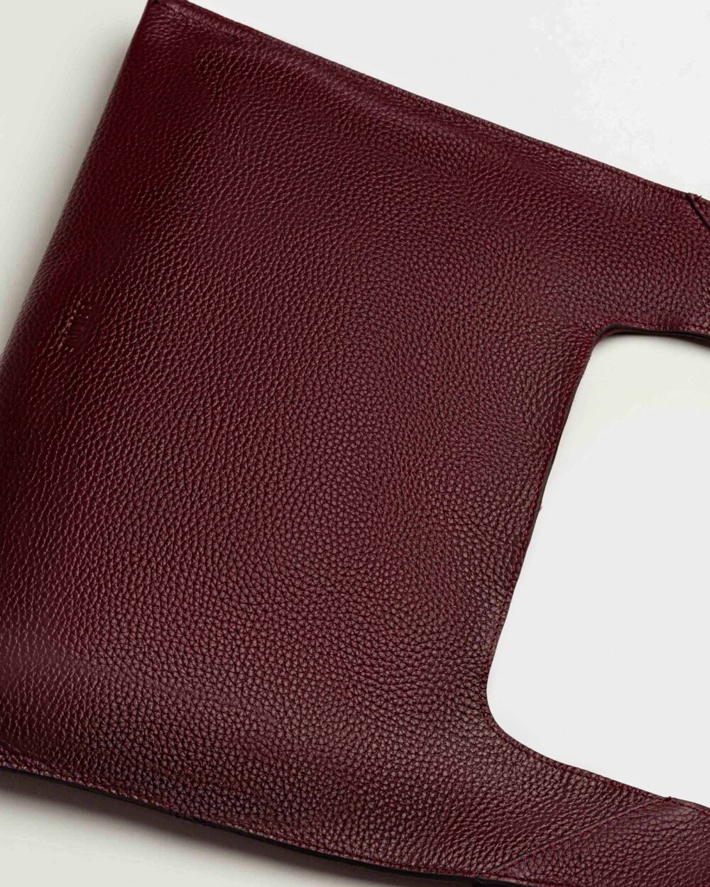 Cartera al hombro Minimal en Cuero Graneado Bordeaux