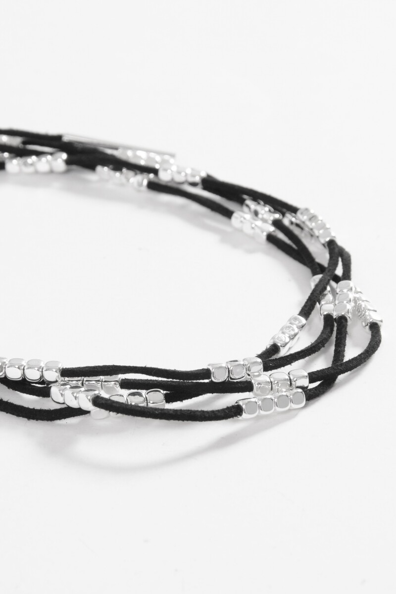 Collar cordón detalles metálicos negro