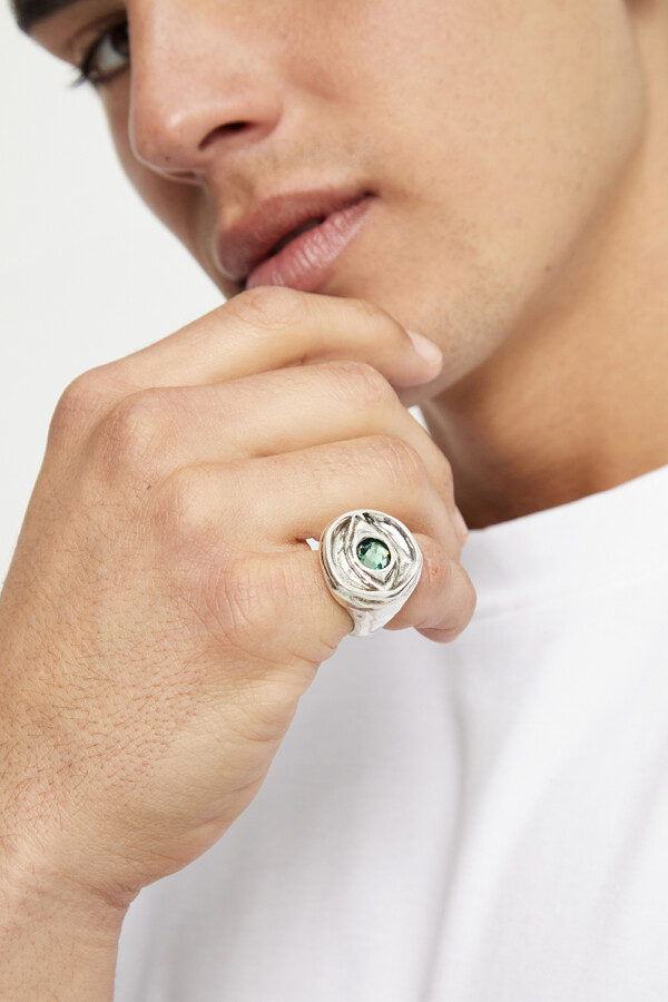 ANILLO TIPO SELLO EN ALEACIÓN DE METALES BAÑADO EN PLATA DE LEY EN FORMA DE OJO CON CRISTAL FACETADO VERDE Anillo