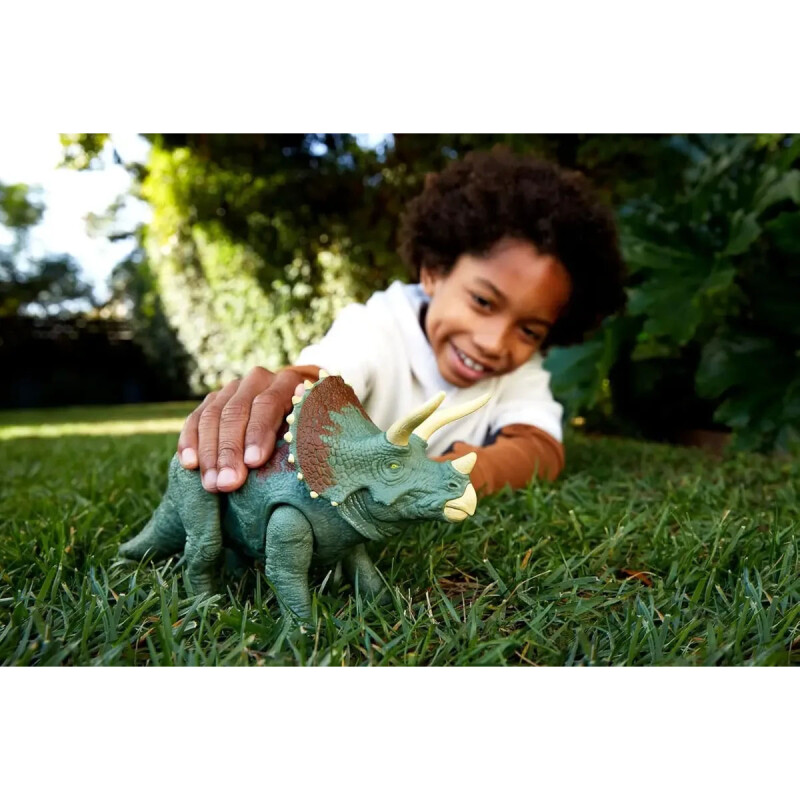 Dinosaurio Jurassic World Triceratops ruge y ataca Dinosaurio Jurassic World Triceratops ruge y ataca