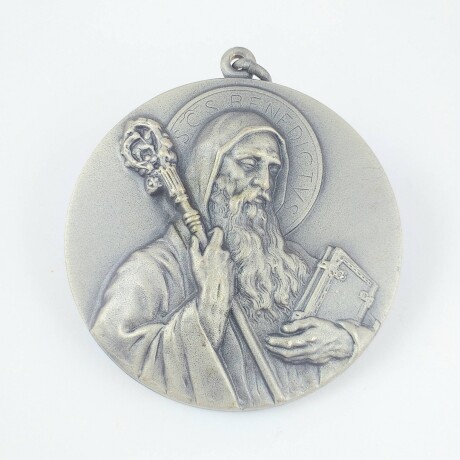 Medalla religiosa San Benito, medidas diámetro 6cm, material alpaca. Medalla religiosa San Benito, medidas diámetro 6cm, material alpaca.