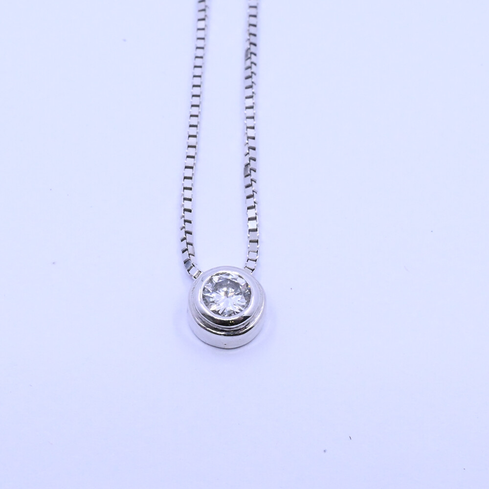Colgante oro 18k blanco y brillante. Colgante oro 18k blanco y brillante.