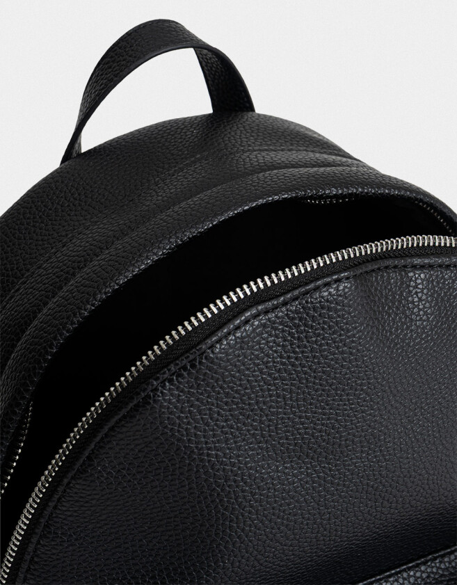 Mochilas Urbanas Mochila Texturada Con Charm - Negro