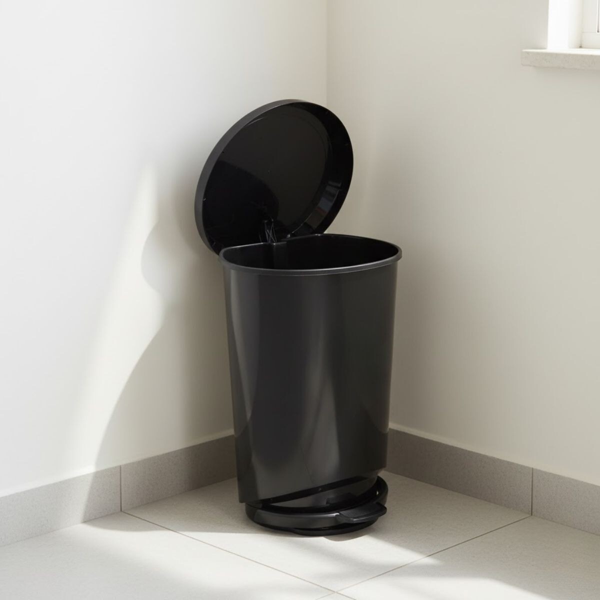 Tarro de residuos con pedal plástico 20 lts - NEGRO 