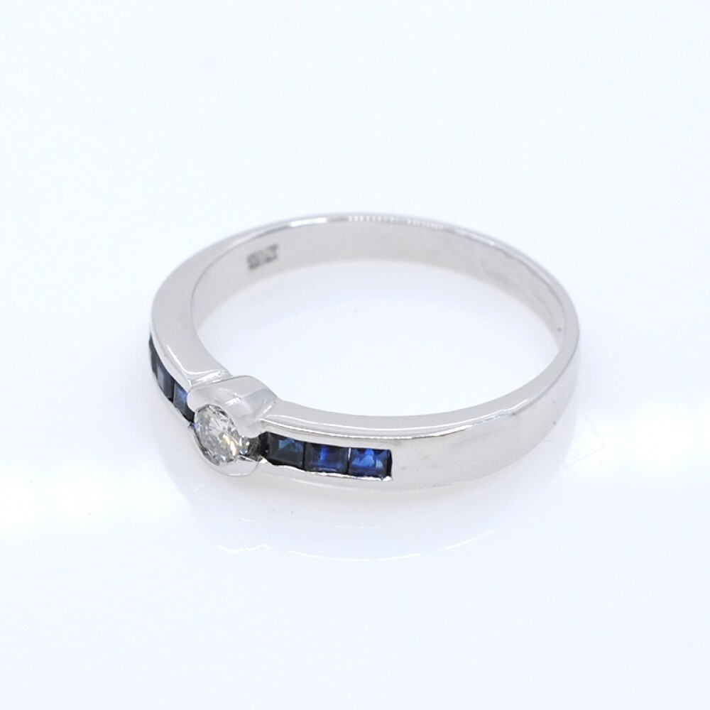 Anillo en oro 18k blanco , brillante y zafiros. Anillo en oro 18k blanco , brillante y zafiros.