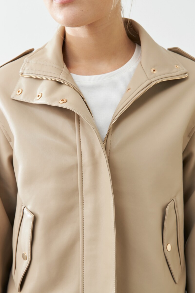 Chaqueta eco cuero beige