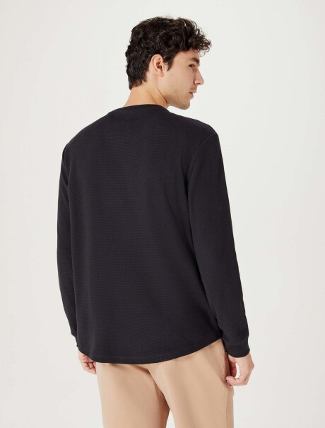 CAMISETA HENLEY TEXTURIZADA NEGRO