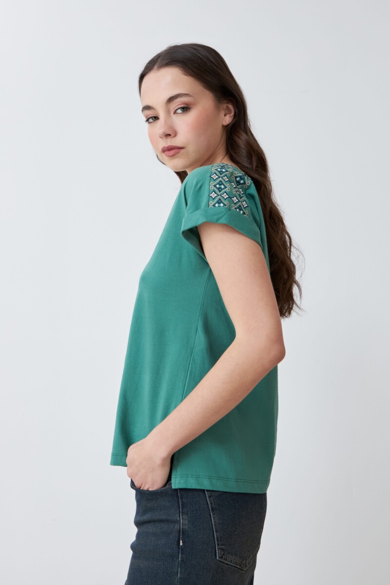 Remera con bordado en hombros verde