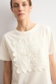 Remera aplique de crochet crudo