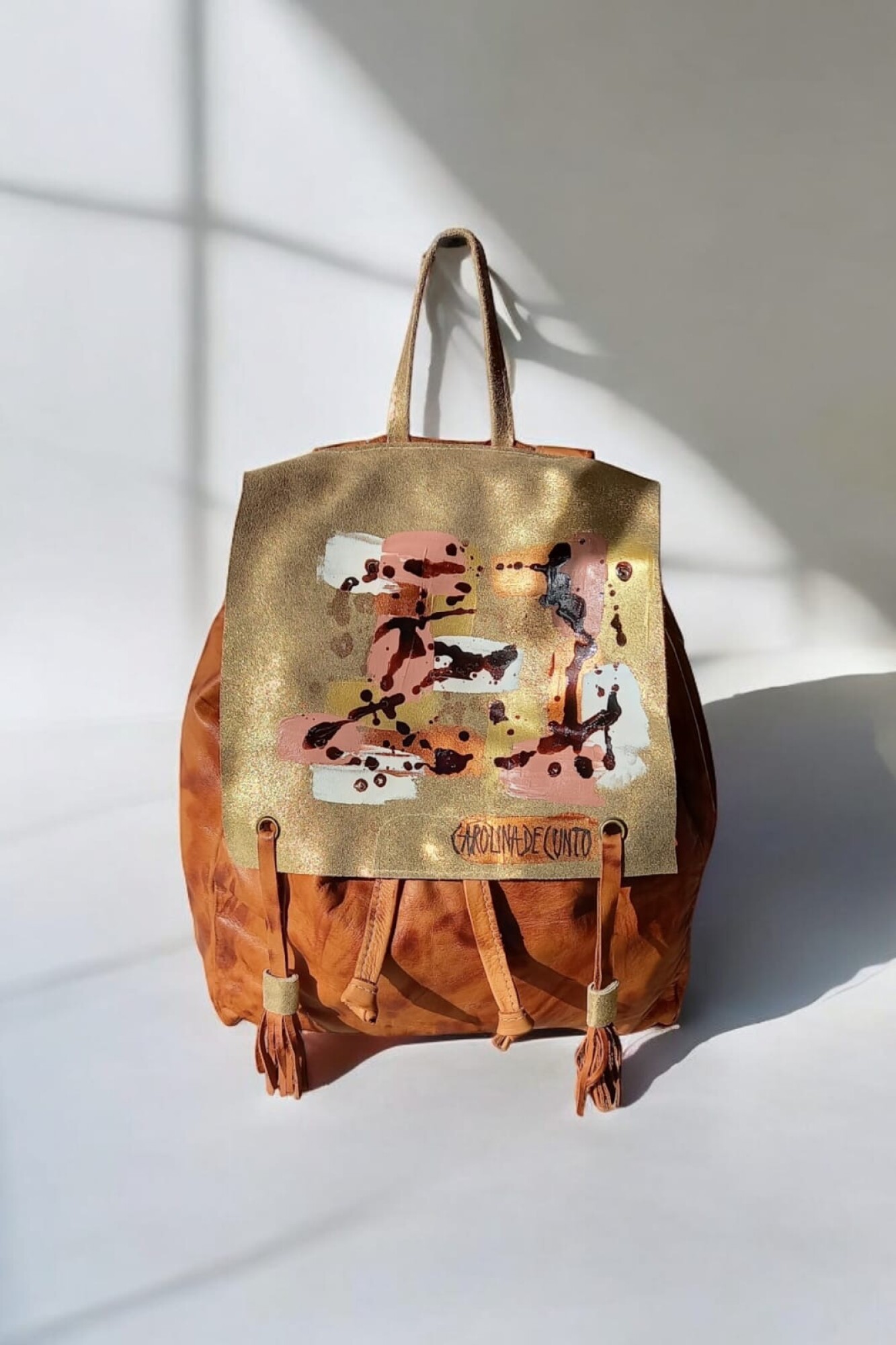 Mochila De Cuero Modelo BRISA Línea Ottenta Con Arte NUDE