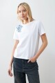 Remera con bordado paisley blanco