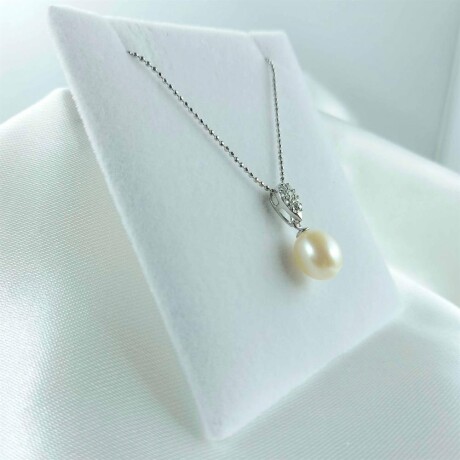 Colgante de plata 925 con perla de rio, circonias y cadena diamantada. Colgante de plata 925 con perla de rio, circonias y cadena diamantada.