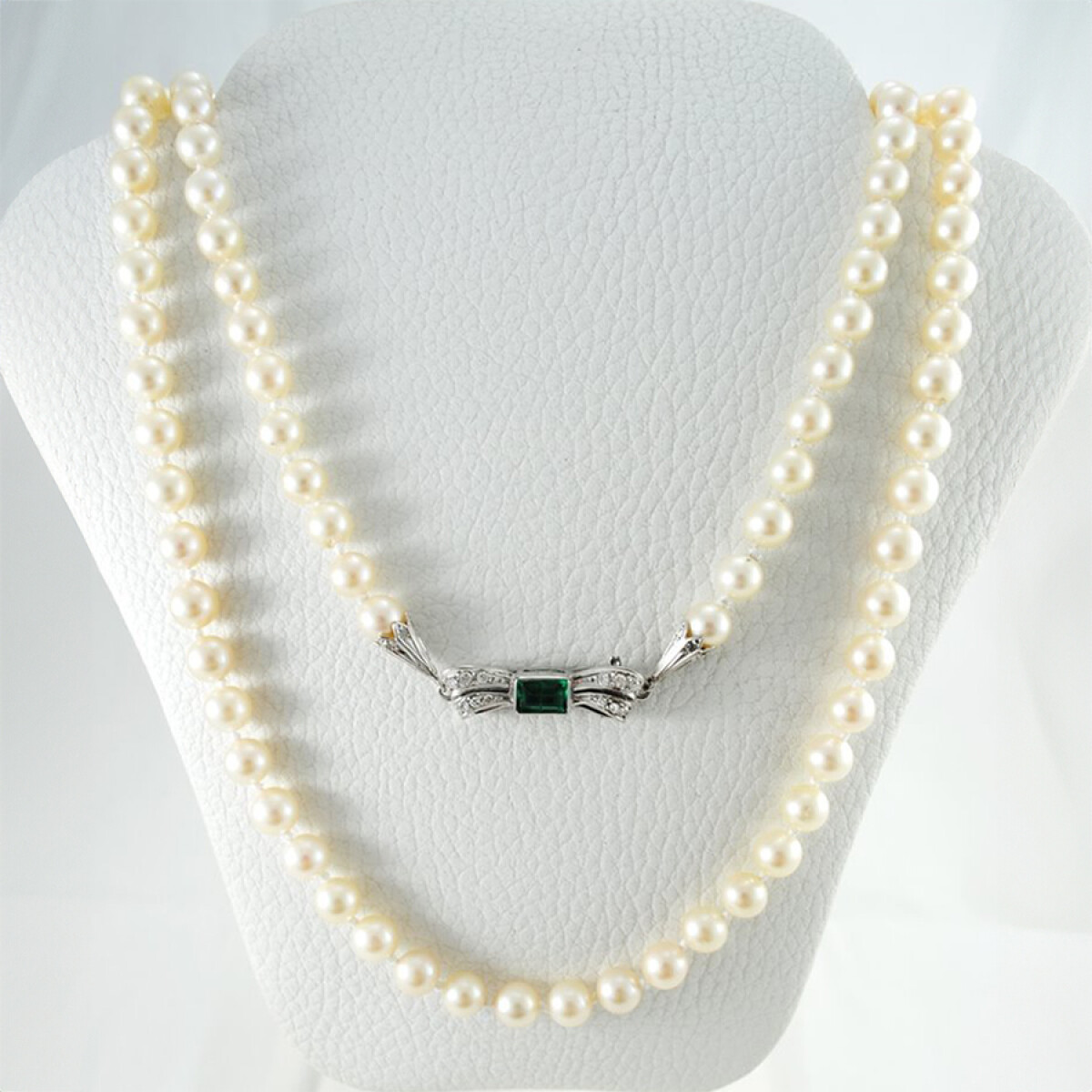 Collar De Perlas De Cultivo Con Broche En Oro Blanco, Brillantes Y Esmeralda 