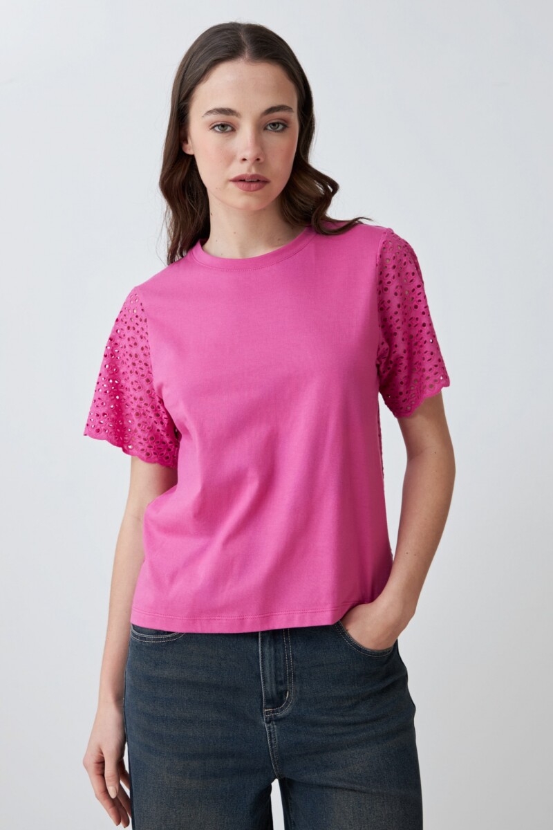 Remera con broderie fucsia