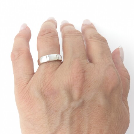 Anillo de plata 925 con nácar. Anillo de plata 925 con nácar.