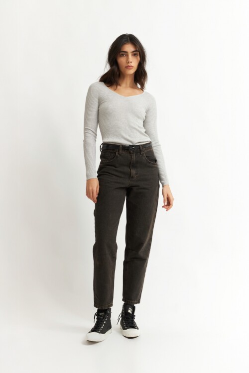 Sweater escote corazón GRIS