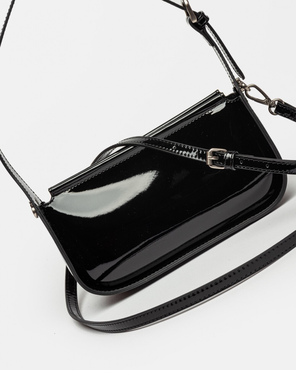 Cartera Al Hombro Leaf en Efecto Cuero Charol Negro