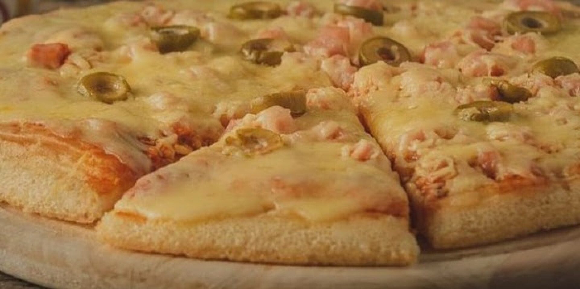 Pizza con muzza, jamón y aceitunas Hélix - 140 gr 