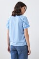 Remera escote en V con vainillas celeste melange