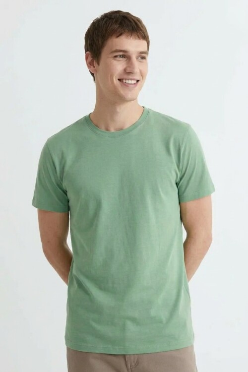 Remera cuello redondo ICONIC 150 VERDE OLIVA