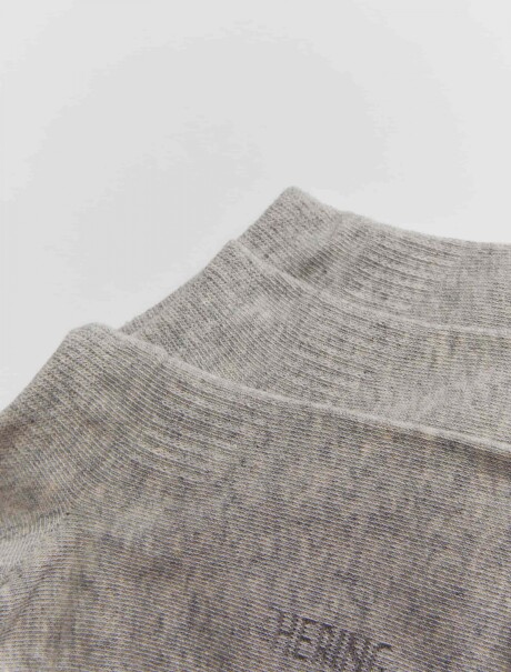 KIT CON TRES PARES DE MEDIAS UNISSEX DE CAÑO CORTO GRIS