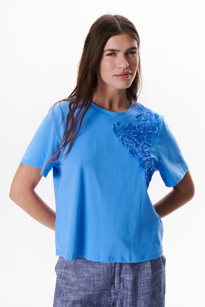REMERA BLOOM AZUL
