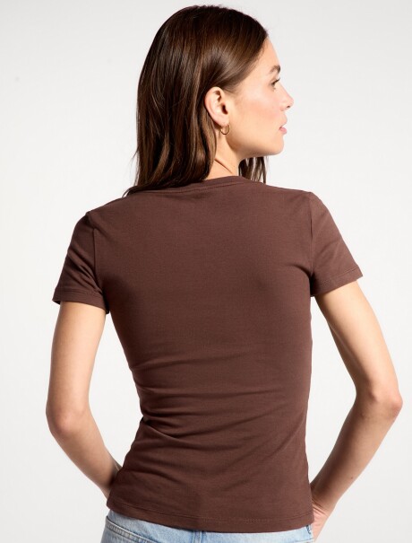 CAMISETA BÁSICA SLIM CUELLO EN V MARRÓN