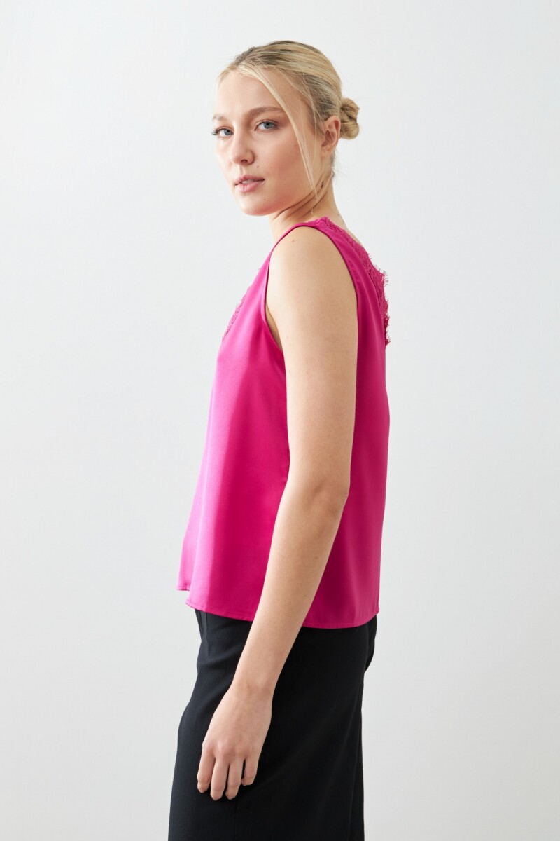 Top satinado escote V con encaje fucsia