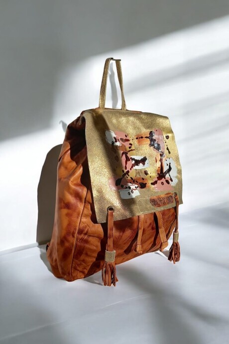 Mochila De Cuero Modelo BRISA Línea Ottenta Con Arte NUDE Mochila De Cuero Modelo BRISA Línea Ottenta Con Arte NUDE