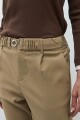 Pantalón con cinto tostado