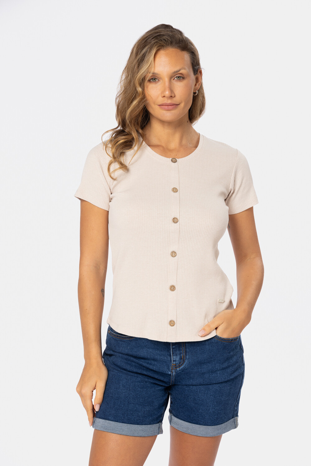 REMERA CON BOTONES Beige