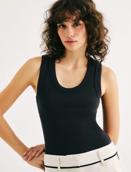 MUSCULOSA BÁSICA EN TELA ACANALADA CUELLO ENN U NEGRO