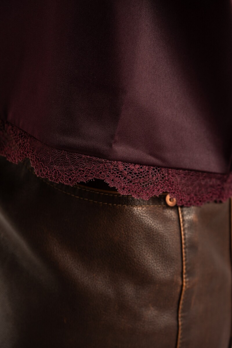 Blusa Satinada Con Encaje Burdeos
