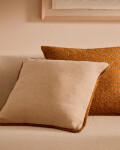 Almohadón Ardit de lino y algodón beige con raya bordada a contraste mostaza 45x45 cm