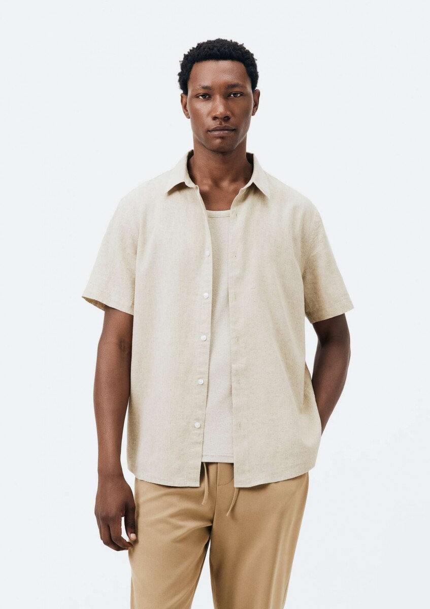 CAMISA DE MANGA CORTA DE CORTE AJUSTADO CON TEJIDO DE LINO. - BEIGE 