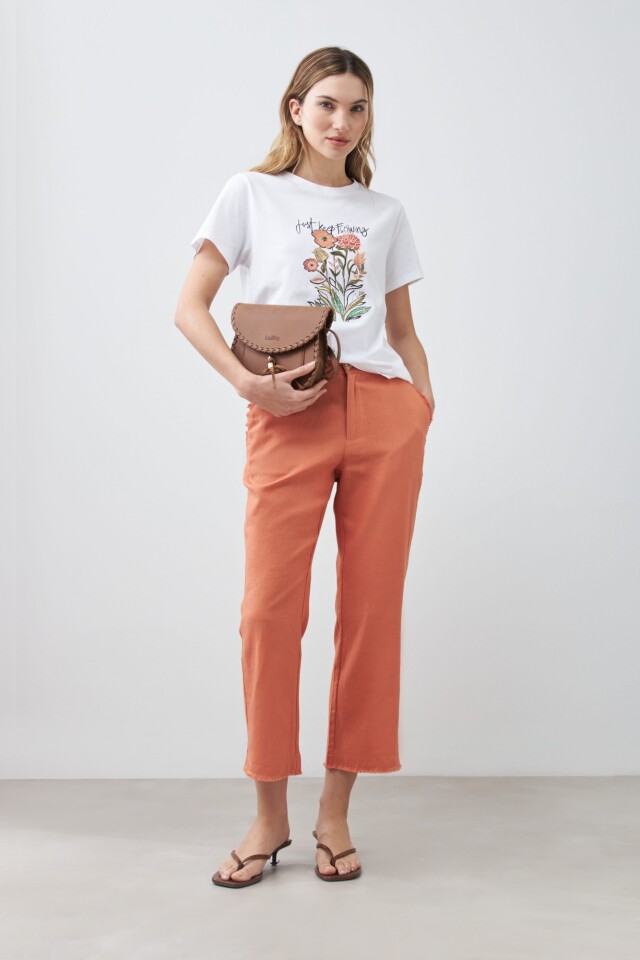 Remera con estampa y bordado floral blanco