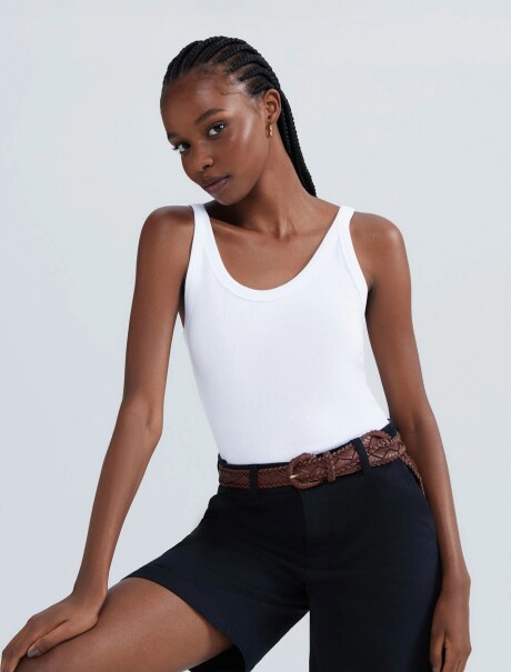 MUSCULOSA BÁSICA EN TELA ACANALADA BLANCO